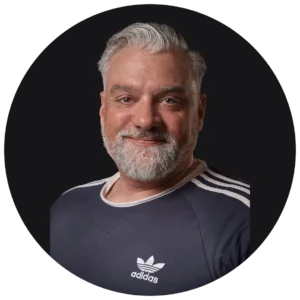 Thorsten Rech mit lockerer Sportkleidung, professionell und seitlich in die Kamera schauend