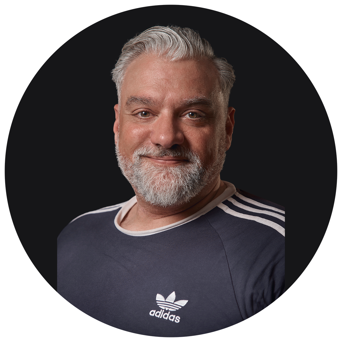 Thorsten Rech mit lockerer Sportkleidung, professionell und seitlich in die Kamera schauend