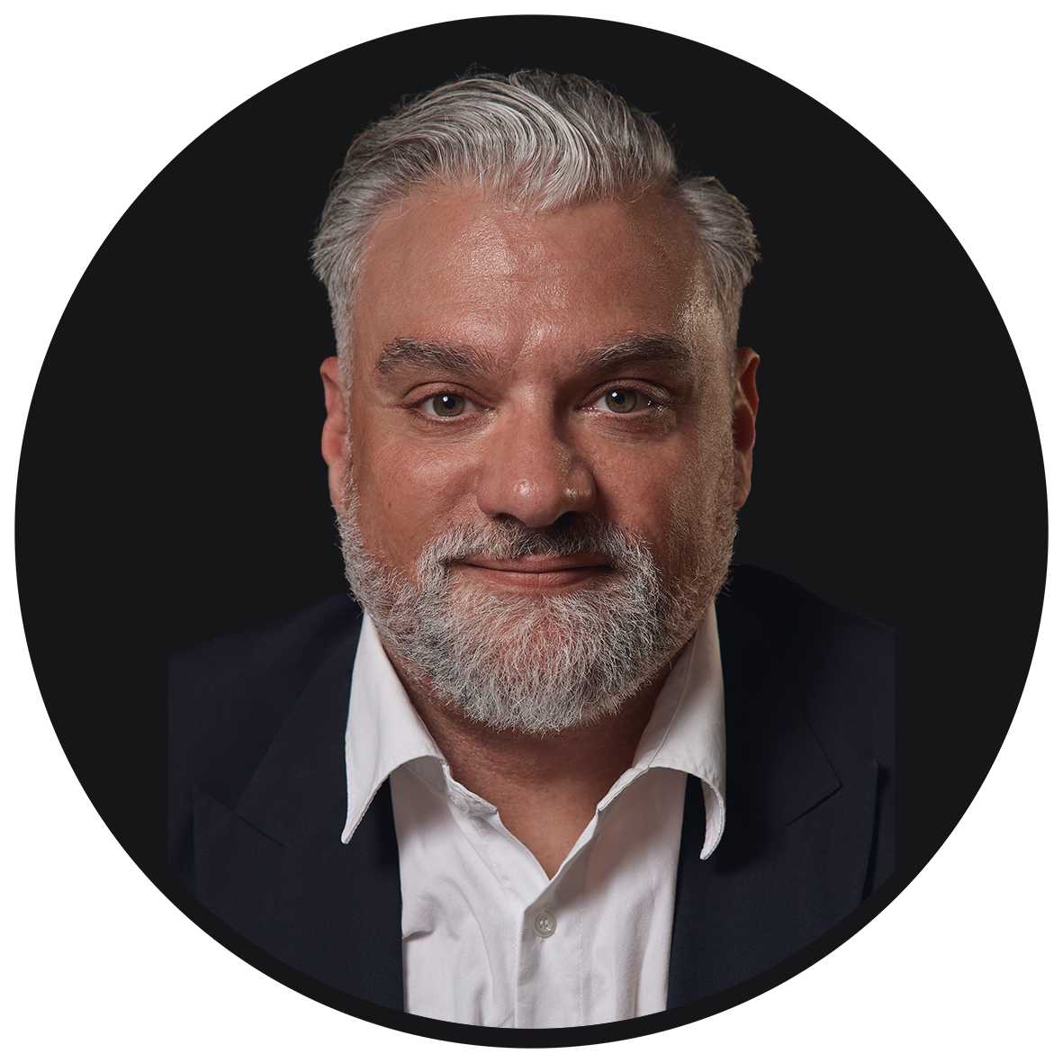 Thorsten Rech mit Anzug, professionell und frontal in die Kamera schauend