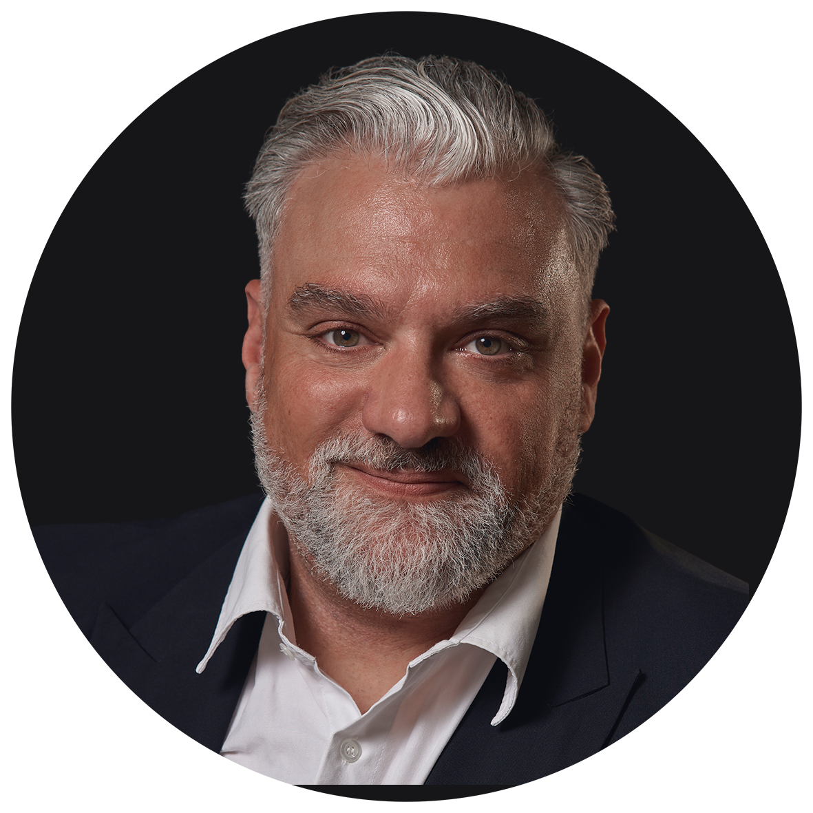 Thorsten Rech mit Anzug, professionell und frontal in die Kamera schauend